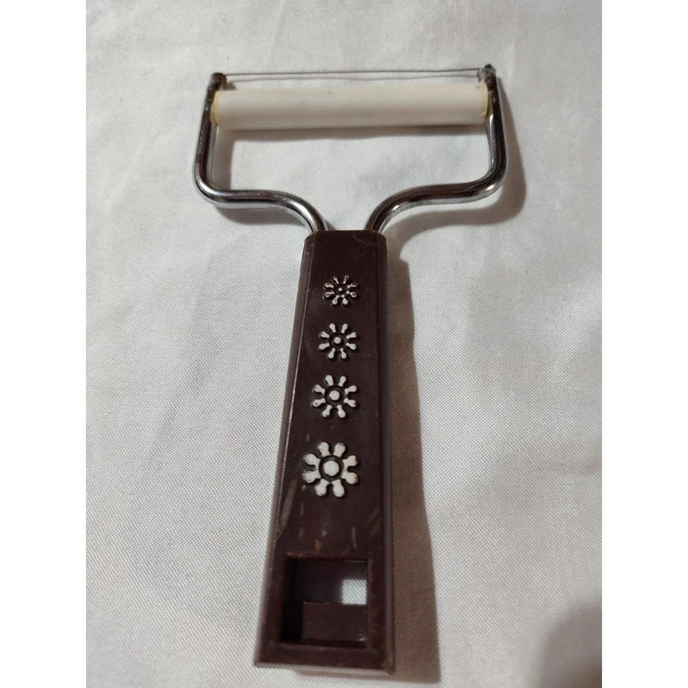 Travco brown daisy cheese slicer movie prop MCM FLAWS